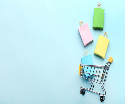Mỗi phút có ngàn đơn hàng, sao bạn chưa tính bán hàng online?